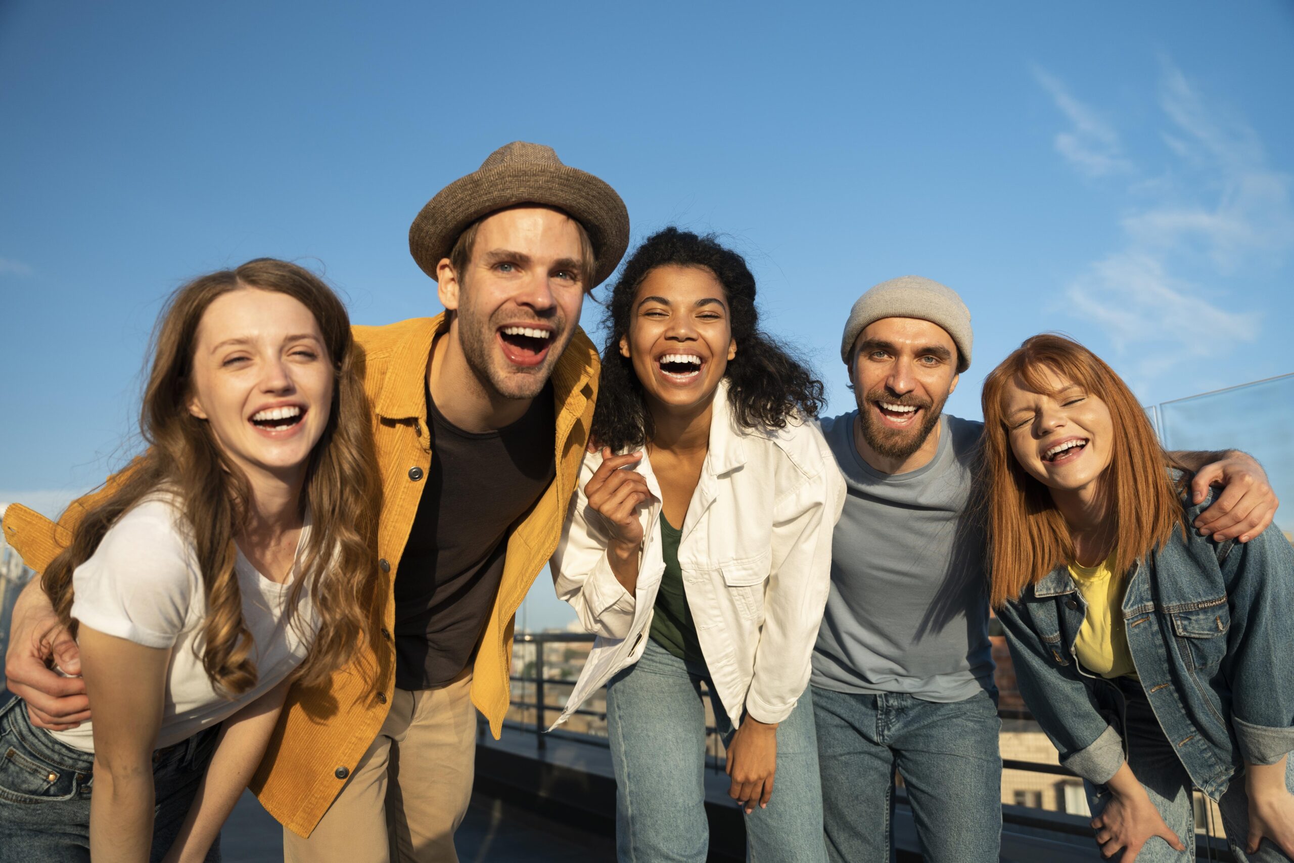 amigos-felices-de-tiro-medio-en-la-ciudad
